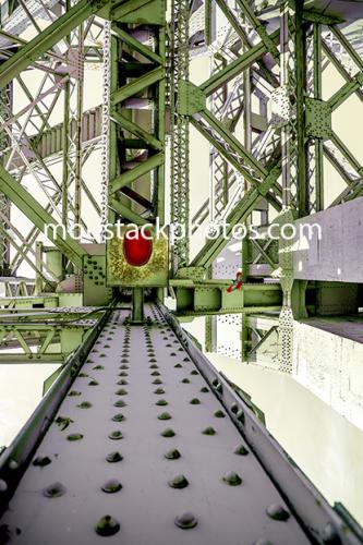 Emporté par une structure